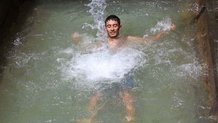 Antalya'da sıcaktan bunalan kamyon şoförleri "dorse havuz"da serinliyor